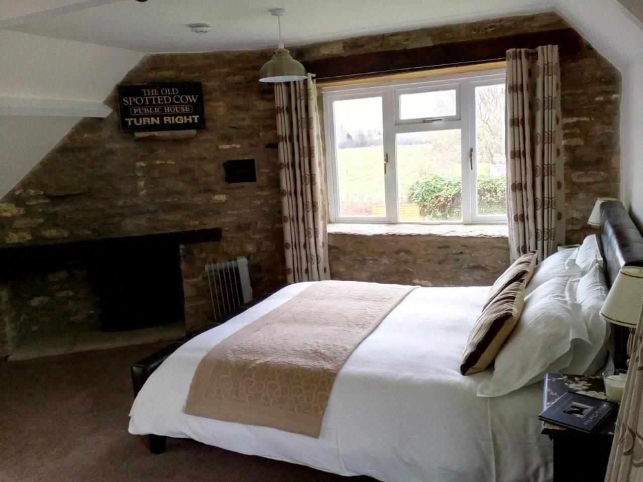 The Old Spotted Cow Bed & Breakfast Marston Meysey Екстериор снимка